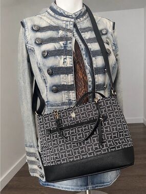 👜 Tommy Hilfiger Monogram crossbody bag in like new condition